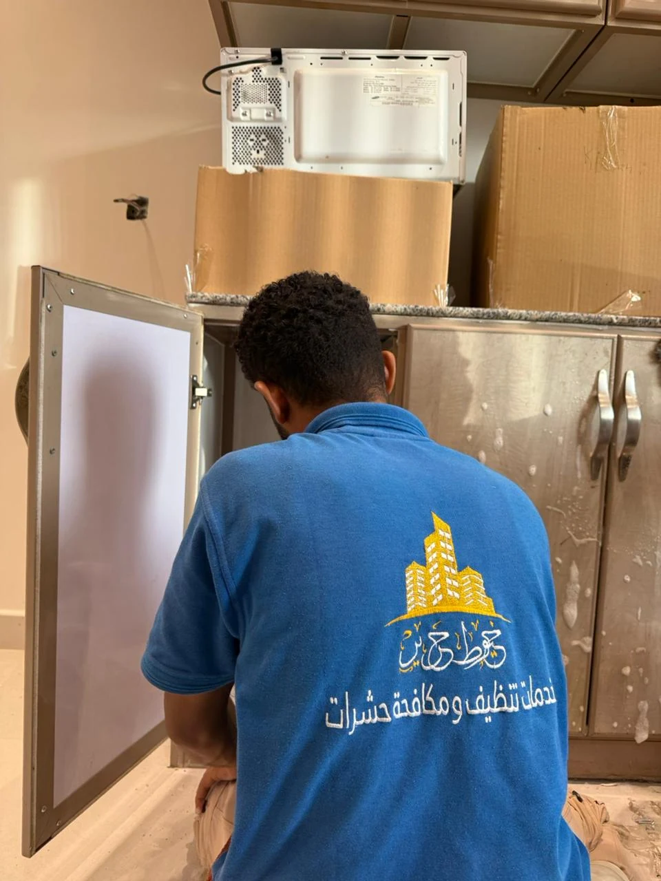 تنظيف المطابخ والدواليب وإزالة الدهون المتراكمة