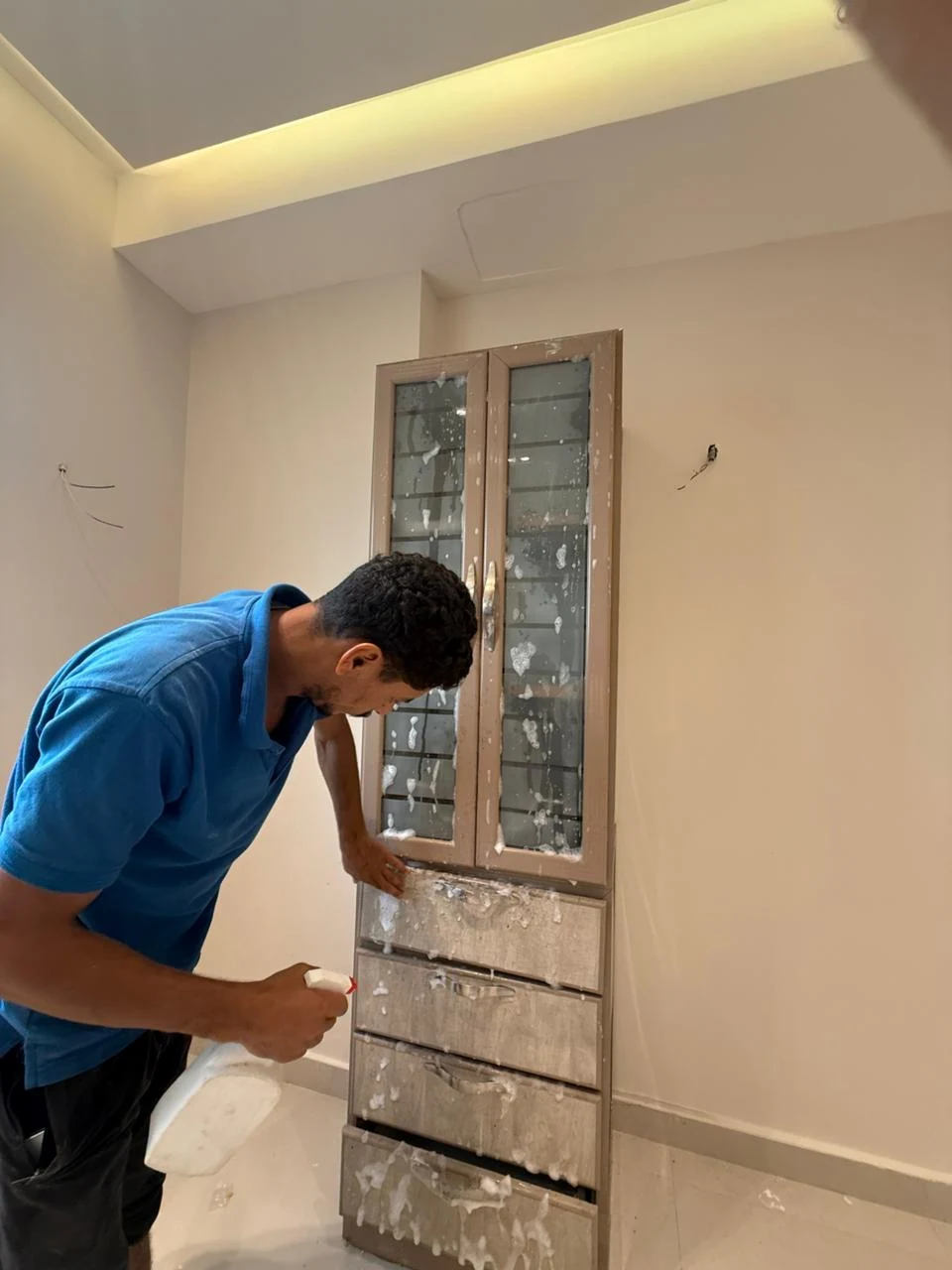 تنظيف الدواليب والأسطح الزجاجية بالمنزل